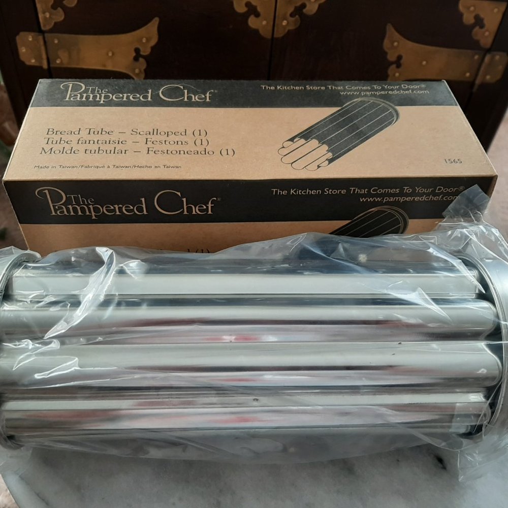 New Pampered Chef Scalloped Bread Tube